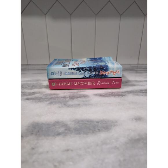 Debbie Macomber Paperback Novel Bundle: Starry Night & Starting Now - Picture 1 of 9